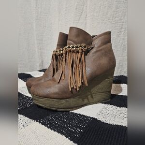 Fringe Tan Wedge